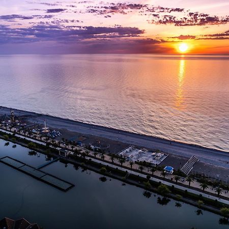 Комплекс Alliance Palace Батуми Экстерьер фото Aerial view of the beach at the resort