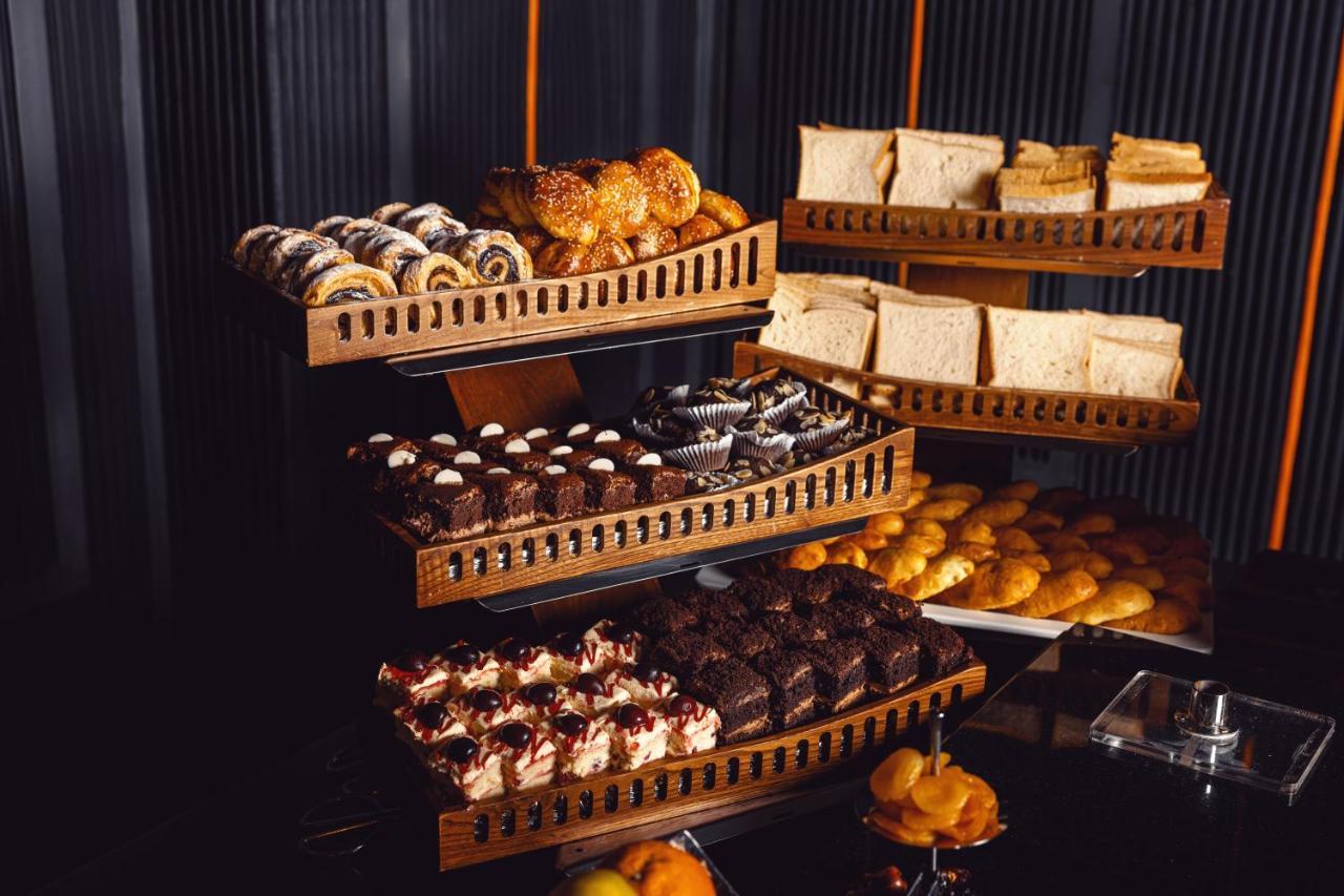 Комплекс Alliance Palace Батуми Экстерьер фото A dessert buffet