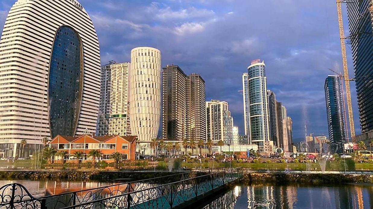 Комплекс Alliance Palace Батуми Экстерьер фото Residential buildings in the suburb of Docklands, Melbourne, Australia