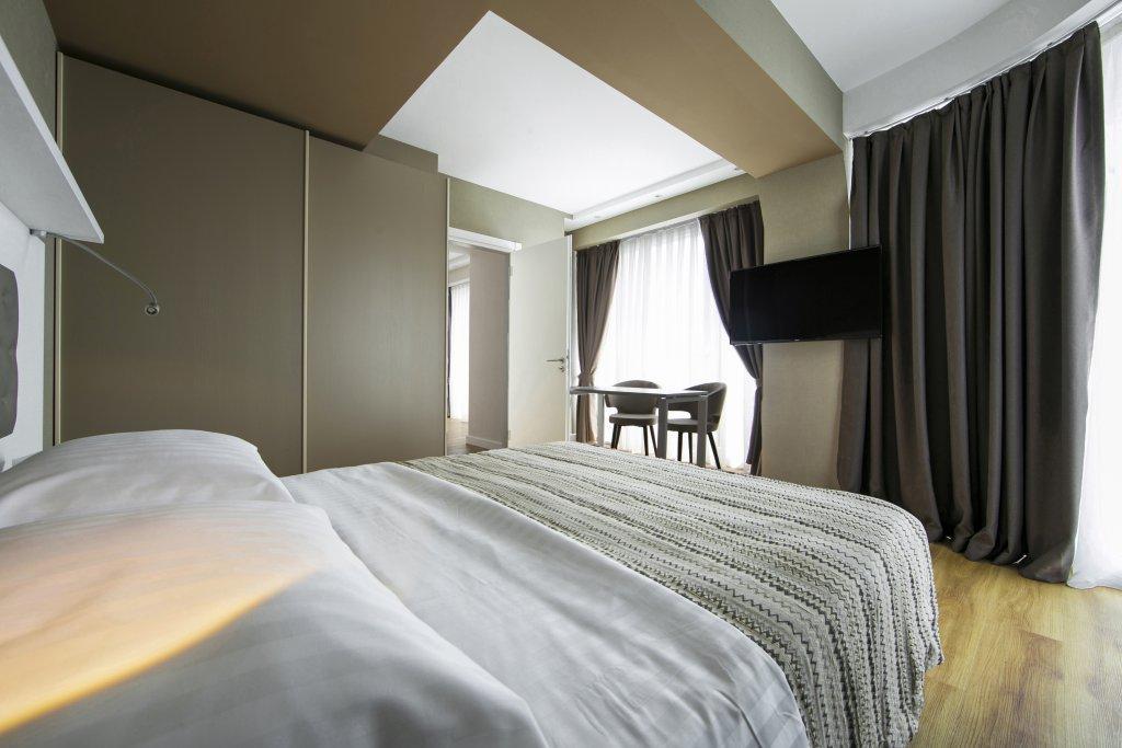 Комплекс Alliance Palace Батуми Экстерьер фото A room at the hotel
