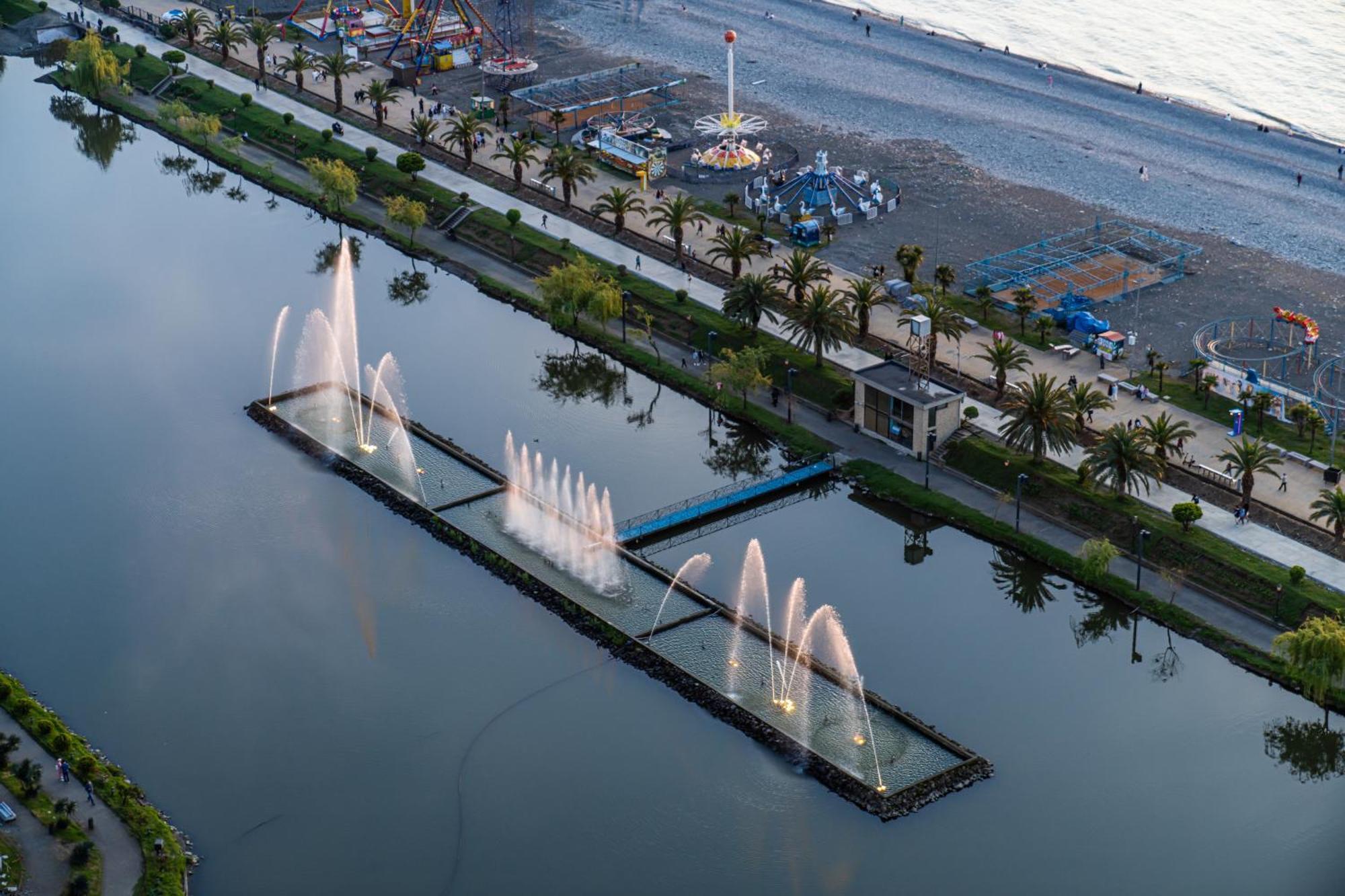 Комплекс Alliance Palace Батуми Экстерьер фото Fountains at the Long Beach Convention Center