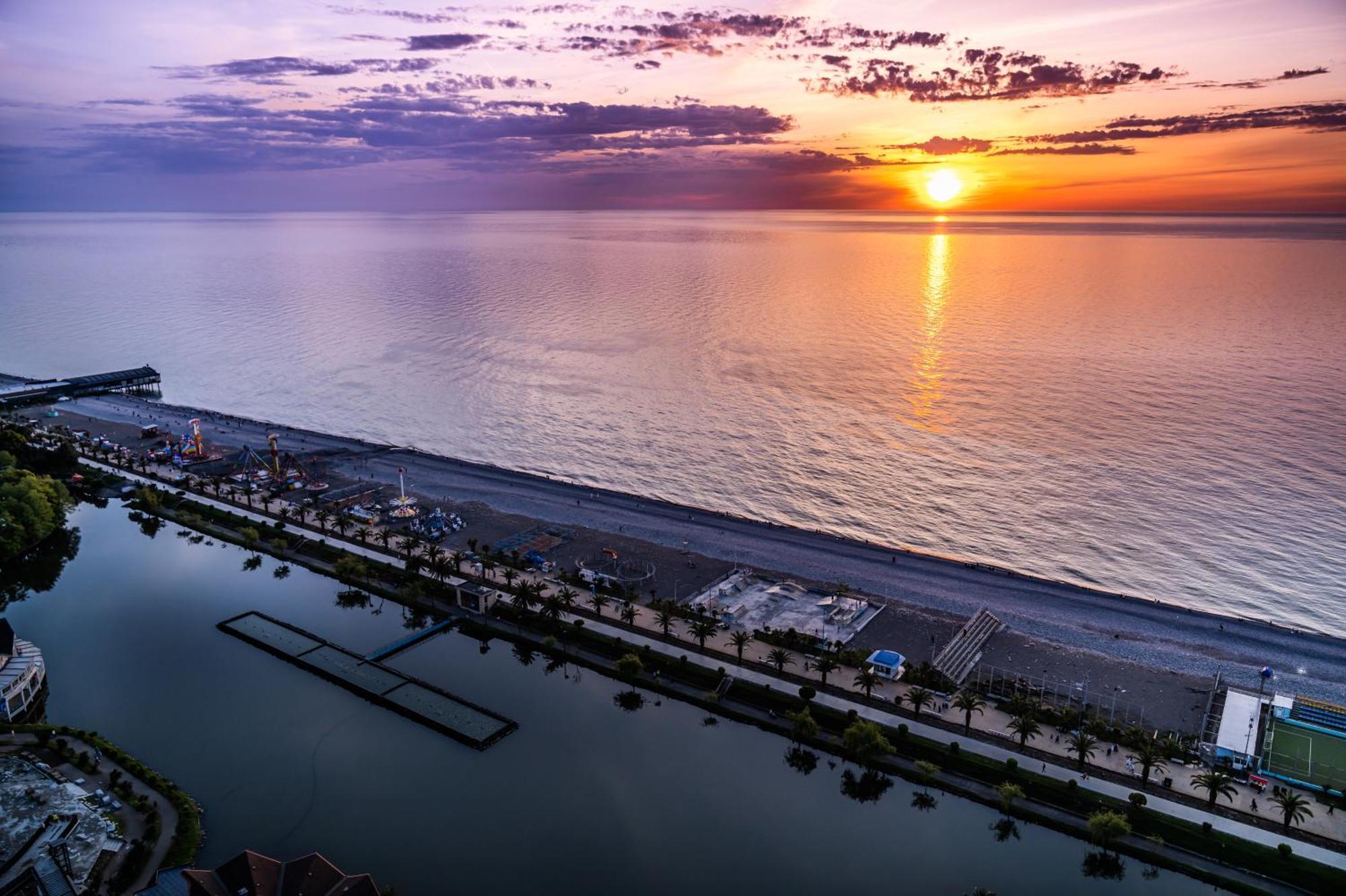 Комплекс Alliance Palace Батуми Экстерьер фото Aerial view of the beach at the resort